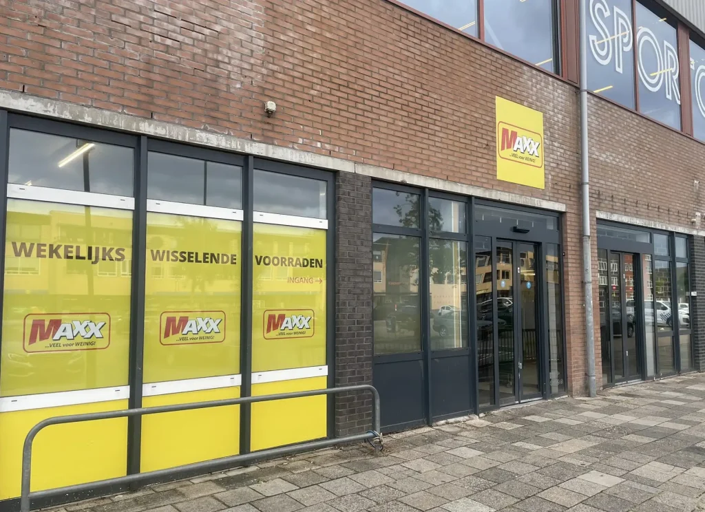 De Maxx winkel aan het Cambuurplein in Leeuwarden met de herkenbare gele etalages
