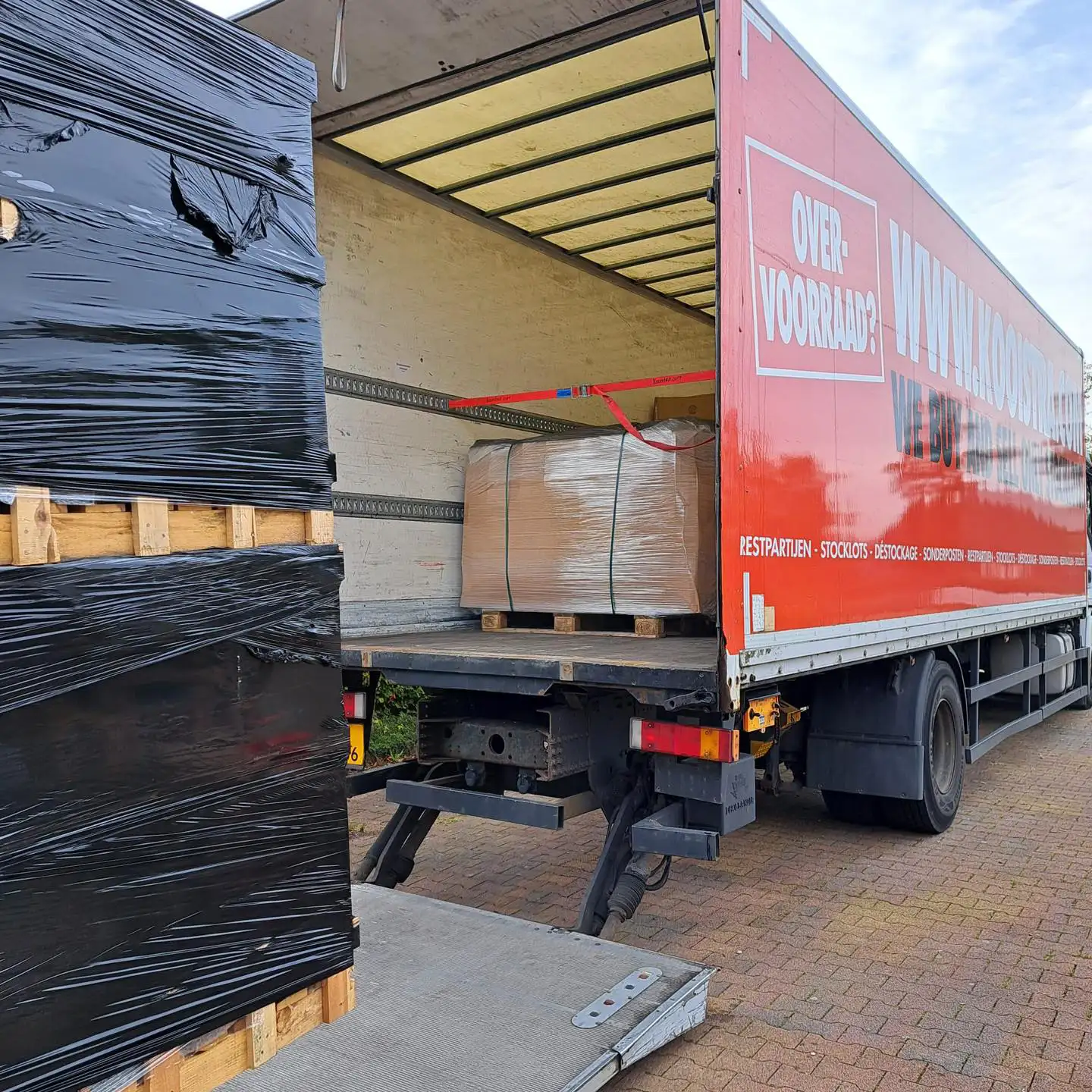 Kooistra vrachtwagen met ingepakte pallets restpartijen